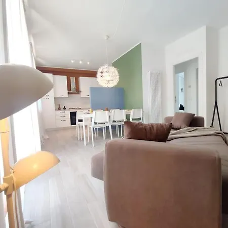 Ampio E Nuovissimo Trilocale 6 Pax 아파트