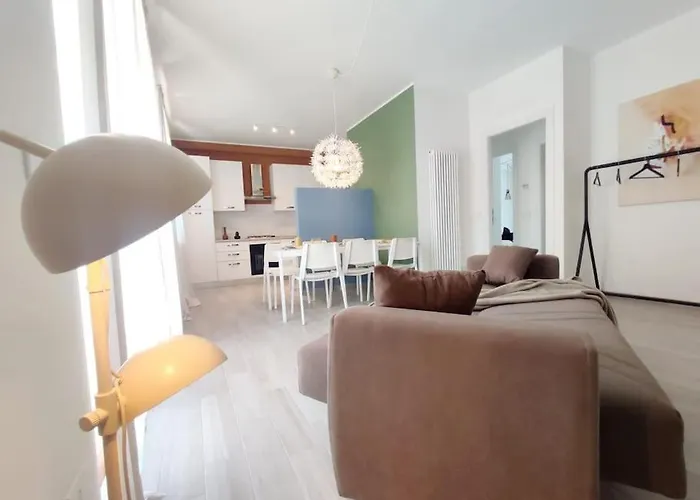 Ampio E Nuovissimo Trilocale 6 Pax 아파트